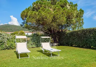 Vista generica sulle montagne o vista sulle montagne dall'interno della casa vacanze