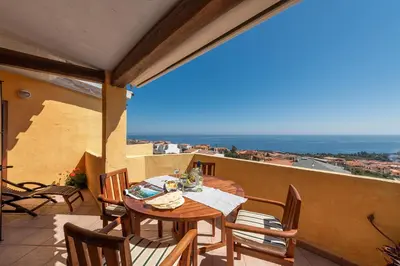 Vista generica sul mare o vista sul mare dall'interno della casa vacanze