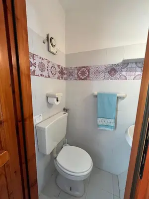 Bagno di Villetta MP casa sviluppata su due piani con doppia veranda e parcheggio privato