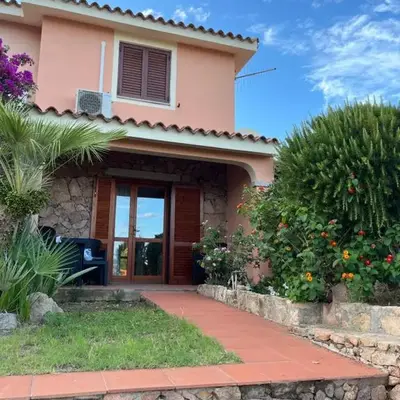 Villetta MP casa sviluppata su due piani con doppia veranda e parcheggio privato