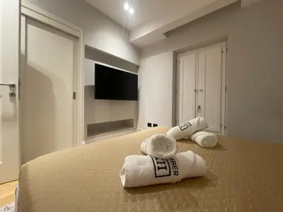 Letto o letti in una camera di Fully renovated 2BR spacious & stylish Town House - Premium Location