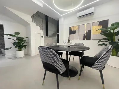 Area soggiorno di Fully renovated 2BR spacious & stylish Town House - Premium Location