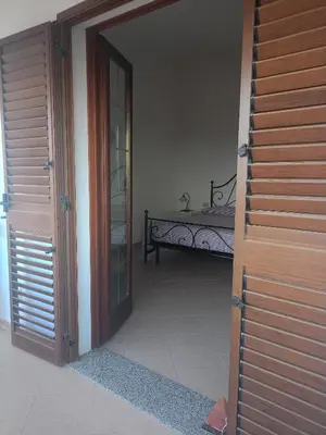 Letto o letti in una camera di San Teodoro Graziosa casa vacanza con parcheggio privato