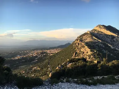 Vista generica sulle montagne o vista sulle montagne dall'interno dell'appartamento