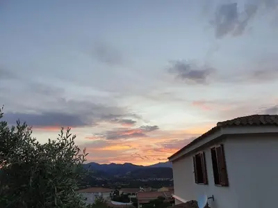 Vista generica sulle montagne o vista sulle montagne dall'interno della casa vacanze
