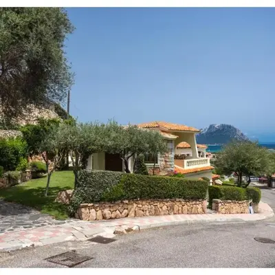 Villa Laura - Elegant Sea View Retreat