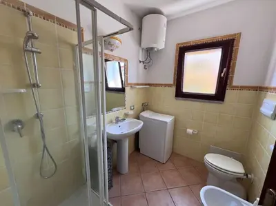 Bagno di Lovely Apartment with terrace and Air Conditioning