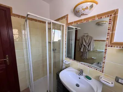 Bagno di Lovely Apartment with terrace and Air Conditioning