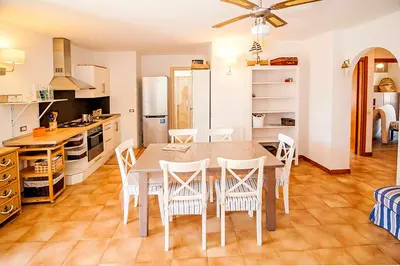 Cucina o angolo cottura di Appartamento grande ed elegante, vicinissimo alla spiaggia e al porto
