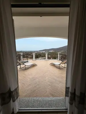 Vista generica sulle montagne o vista sulle montagne dall'interno della casa vacanze