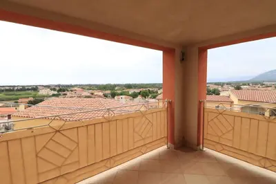 Vista generica sulle montagne o vista sulle montagne dall'interno dell'appartamento