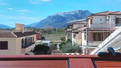 Vista generica sulle montagne o vista sulle montagne dall'interno dell'affittacamere