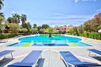 Piscina di ISA-Residence with swimming-pool in Ottiolu just 250 mt from the sea, apartments with air conditioning and private outdoor area o nelle vicinanze