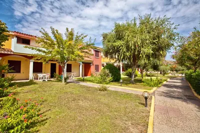 Giardino di ISA-Residence with swimming-pool in Ottiolu just 250 mt from the sea, apartments with air conditioning and private outdoor area