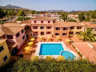 Piscina di Residence with swimming-pool in Sos Alinos o nelle vicinanze