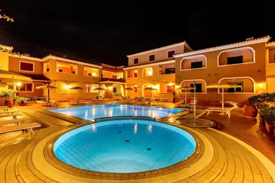 Piscina di ISA - Residence with swimming-pool in Sos Alinos o nelle vicinanze