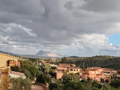 Vista generica sulle montagne o vista sulle montagne dall'interno della casa vacanze