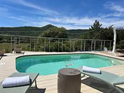 Vista generica sulle montagne o vista sulle montagne dall'interno dell'appartamento