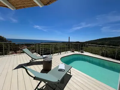 Vista generica sulle montagne o vista sulle montagne dall'interno dell'appartamento