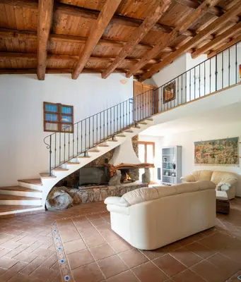 Area soggiorno di Villa Calyra by Klodge