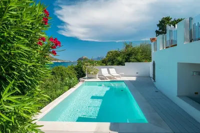 Piscina di Villa Bianca with a heated swimming pool o nelle vicinanze