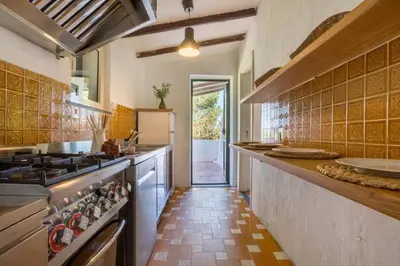 Cucina o angolo cottura di Villa con accesso privato alla spiaggia di Cala Brandinchi