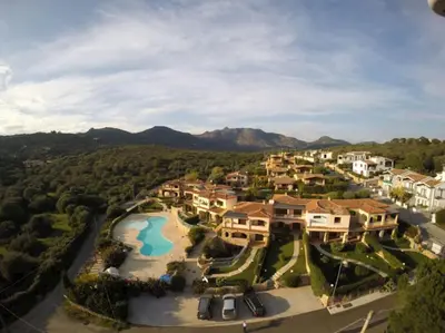 Vista generica sulle montagne o vista sulle montagne dall'interno dell'appartamento