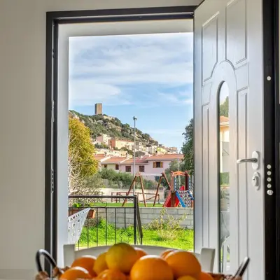 Vista generica sulle montagne o vista sulle montagne dall'interno dell'appartamento