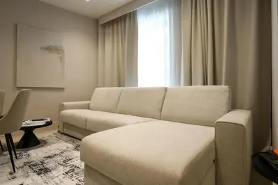 Area soggiorno di Spacious & Luxurious - Fully Renovated & Equipped 2BR Suite - Historical Centre
