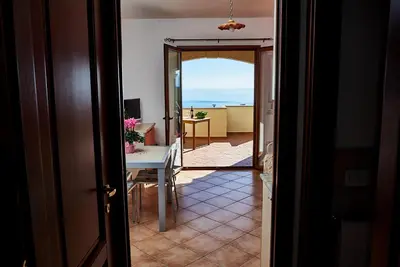 Vista generica sul mare o vista sul mare dall'interno dell'appartamento