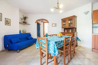 Cucina o angolo cottura di Cozy veranda retreat near Budoni