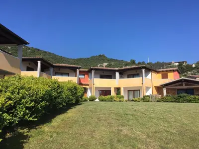 Vista generica sulle montagne o vista sulle montagne dall'interno dell'appartamento