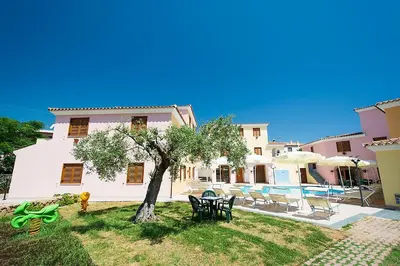 Giardino di Idyllic Residence Cala Viola T6 2 BedApt sleeps 6