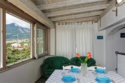 Vista generica sulle montagne o vista sulle montagne dall'interno dell'appartamento