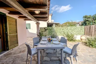 Patio o area all'aperto di 5min dalla Spiaggia La Cinta - Villetta Elegante a San Teodoro