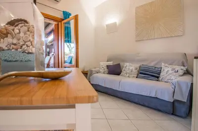 Area soggiorno di GuestHost - Sea view APT, pool & parking!