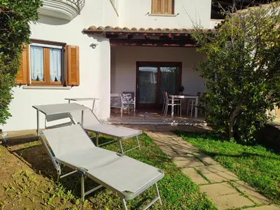 Giardino di Apartment with garden