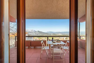 Vista generica sulle montagne o vista sulle montagne dall'interno della villa