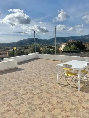 Vista generica sulle montagne o vista sulle montagne dall'interno dell'appartamento