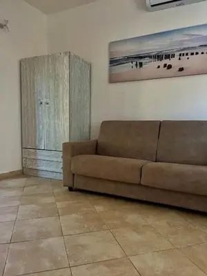 Area soggiorno di Conchiglia Family Garden Retreat - 2BR - Near the Sea - Wi-Fi - AC - BBQ - Pet Friendly