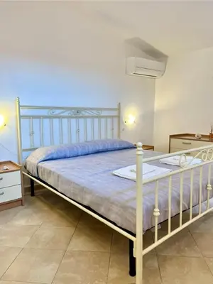 Letto o letti in una camera di Conchiglia Family Garden Retreat - 2BR - Near the Sea - Wi-Fi - AC - BBQ - Pet Friendly