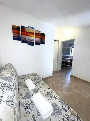 Area soggiorno di Mirto Beachside Apartment - 2BR - Wi-Fi - AC - 100m from the Beach - BBQ - Parking