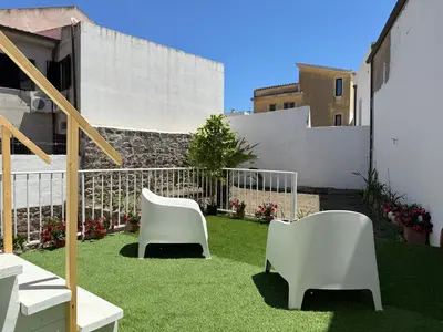 Giardino di I Nidi di Dommos - Camere nel centro storico di Orosei