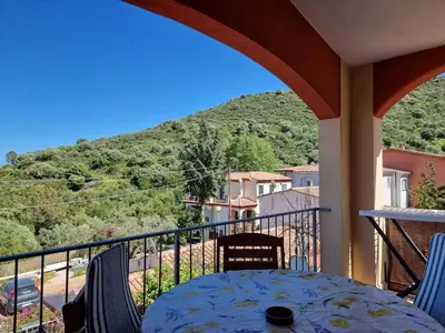 Vista generica sulle montagne o vista sulle montagne dall'interno della casa vacanze