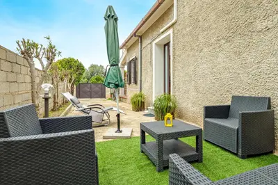Area soggiorno di House with Private Garden Near City Centre and Beach
