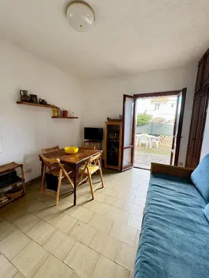 Area soggiorno di Bilocale a 300mt dalla spiaggia La Cinta