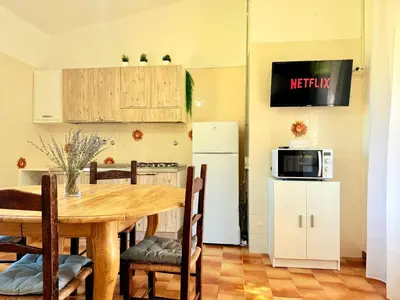 Cucina o angolo cottura di Il Glicine - Appartamenti a 4 chilometri dal mare di Orosei