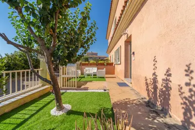 Giardino di Apartment with garden