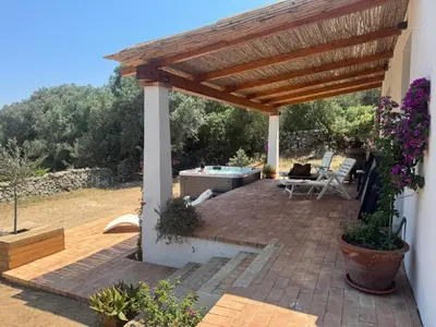 Giardino di Stazzu Straetu antico stazzo Gallurese con vista sul Golfo di Olbia