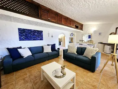 Area soggiorno di Splendida Villa Vista Mare Spiaggia privata